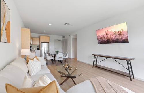 Hollywood Apartment | Emerald Ridge Hollywood Haven Pool, Jacuzzi, Gym Zen Garden View