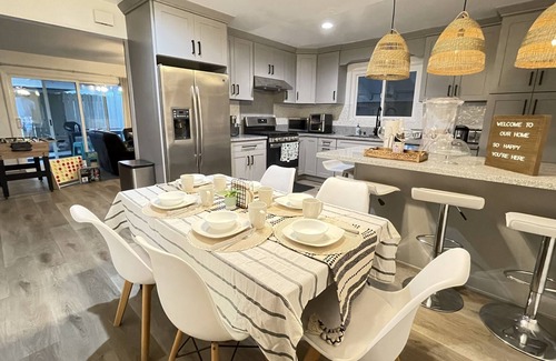 Huntington Beach House | 𝙴𝚗𝚌𝚑𝚊𝚗𝚝𝚎𝚍 𝟺𝙱𝚁/𝟸𝙱𝙰 𝚐𝚞𝚎𝚜𝚝𝚑𝚘𝚞𝚜𝚎 𝚗𝚎𝚊𝚛 𝙳𝚒𝚜𝚗𝚎𝚢, 𝙱𝚎𝚊𝚌𝚑𝚎𝚜