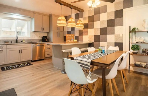Huntington Beach House | 𝙴𝚗𝚌𝚑𝚊𝚗𝚝𝚎𝚍 𝟺𝙱𝚁/𝟸𝙱𝙰 𝚐𝚞𝚎𝚜𝚝𝚑𝚘𝚞𝚜𝚎 𝚗𝚎𝚊𝚛 𝙳𝚒𝚜𝚗𝚎𝚢, 𝙱𝚎𝚊𝚌𝚑𝚎𝚜