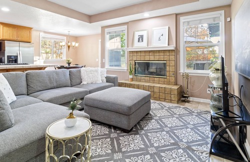 North Central House | Entire 4-Bedroom Single Family Home near Rose Bowl with King & Queen Beds