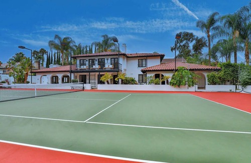 Sherman Oaks House | Estate in Sherman Oaks/Los Angeles with tennis court/pool/jacuzzi