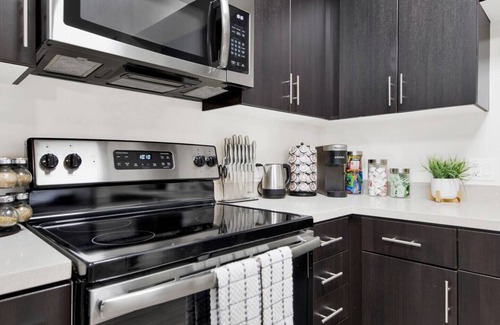 Moorpark Apartment | Extended Stay - Luxury Walk to Americana w Parking