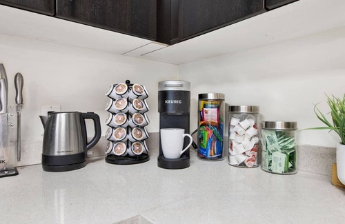Moorpark Apartment | Extended Stay - Luxury Walk to Americana w Parking