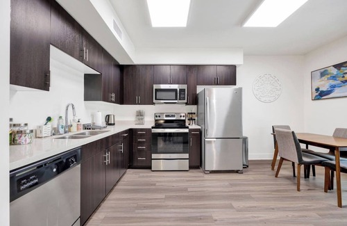 Moorpark Apartment | Extended Stay Walk to Americana | Close to Studios