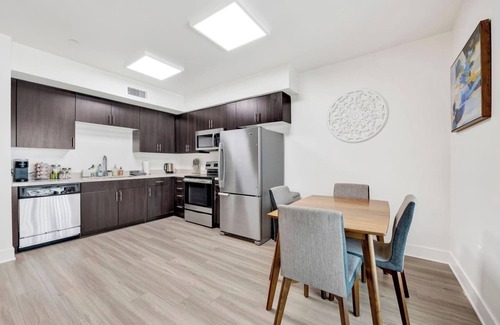 Moorpark Apartment | Extended Stay Walk to Americana | Close to Studios