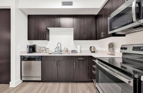 Moorpark Apartment | Extended Stay Walk to Americana | Close to Studios