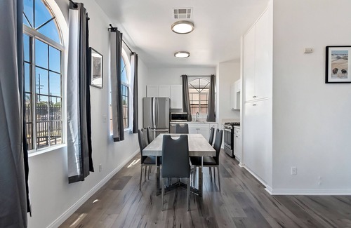 NoHo Arts District Apartment | Fabulous 3-bedroom 2-bath unit centrally located near Universal/Hollywood for 6+