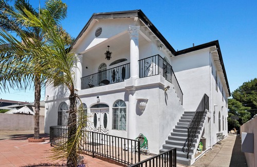 NoHo Arts District Apartment | Fabulous 3-bedroom 2-bath unit centrally located near Universal/Hollywood for 6+