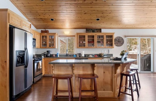 Castle Glen Estates Cabin | Fallen Leaf Hideaway Castle Estate + Games