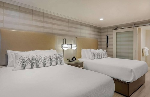 Southeast Torrance House | Family and Friends Getaway! Four Sleek Units, Relaxing patio, Gym, Free Parking