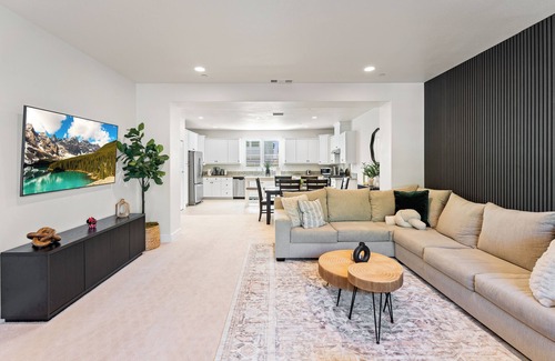 Santa Ana House | Family Disney Getaway - 4 bed 4 bath/w Pool - Sleeps up to 12!