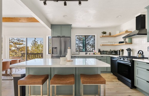 Twin Peaks House | Family Retreat with Pool Table and Movie Room!
