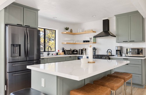 Twin Peaks House | Family Retreat with Pool Table and Movie Room!