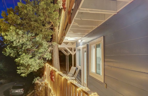 Twin Peaks Cabin | Forest Getaway with Plenty Parking