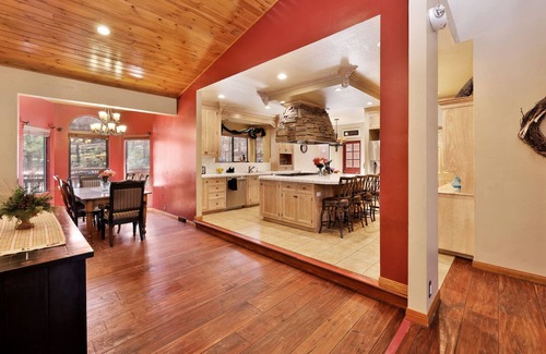 Evergreen Estates Cabin | Four Happy Bears Estate- Hot Tub- Games- Ski Resort Location