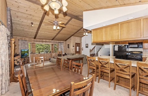Fox Farm Cabin | Fox Canyon by Destination Big Bear : Hot Tub! BBQ! Air Hockey! Internet! Deck! Great Neighborhood! Fireplace!