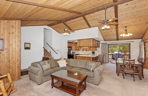 Fox Farm Cabin | Fox Canyon by Destination Big Bear : Hot Tub! BBQ! Air Hockey! Internet! Deck! Great Neighborhood! Fireplace!