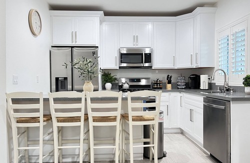 Santa Ana Apartment | ♥Full Kitchen♥10min→Airport♥Smart TV♥10min→Disney