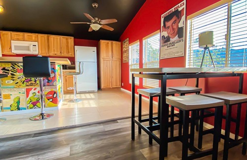 Twentynine Palms House | Funky movie House, stunning views! 4 min to Joshua Tree park, Fire Pit & Pool