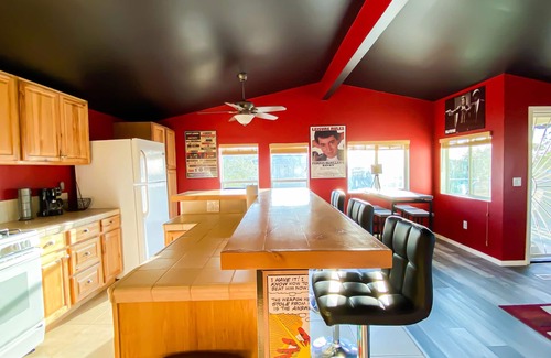 Twentynine Palms House | Funky movie House, stunning views! 4 min to Joshua Tree park, Fire Pit & Pool