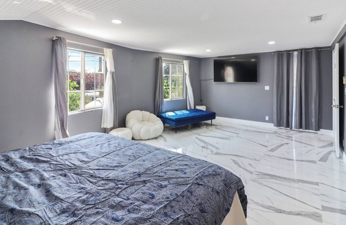 Anaheim Colony Historic District House | Furnished and Private Master Bedroom —Marble Home 5 min from Disneyland!