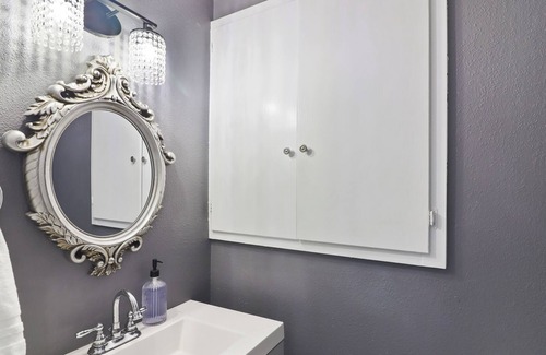 Anaheim Colony Historic District House | Furnished and Private Master Bedroom —Marble Home 5 min from Disneyland!