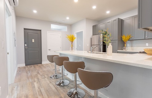 Wilshire House | Furnished Ktown 5 Bedroom Townhouse With Free Parking