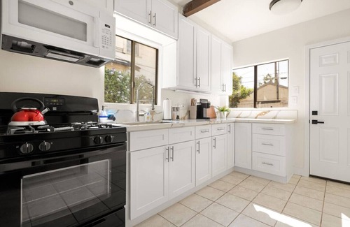Glendale Apartment | Games & Yard | 10 Min to Universal Studios