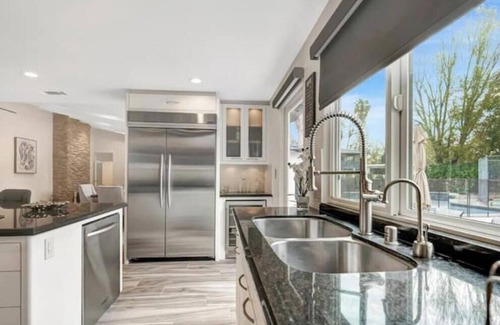 Woodland Hills House | Gated Modern 6BR w/Tennis, Basketball, Pool, Spa