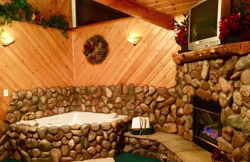Running Springs Cabin | Giant Oaks Lodge - 3 Bed Studio Spa Cabin 112