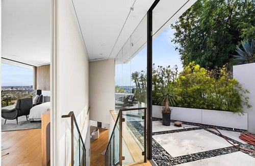 Hollywood Hills West House | Glass Horizon - Exclusive Architectural Gem Overlooking LA’s Skyline