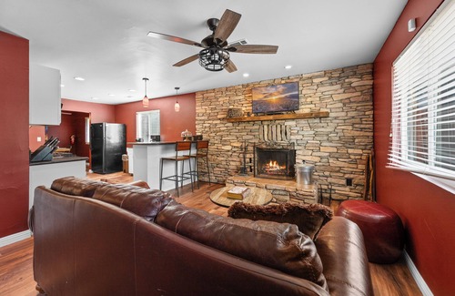 Big Bear City House | Golden Bear - Family Cabin, Mini Game Table, Fireplace, Barbecue