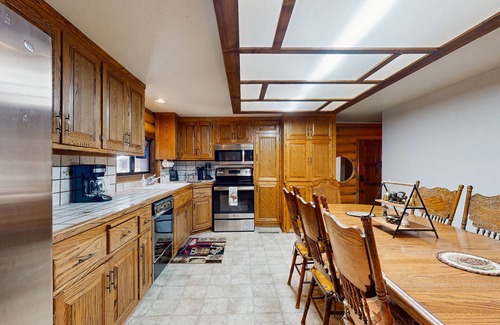 Twin Peaks Cabin | Grand Mountain Retreat w/Piano, Fast WiFi, Fireplace, Private Deck