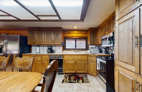 Twin Peaks Cabin | Grand Mountain Retreat w/Piano, Fast WiFi, Fireplace, Private Deck
