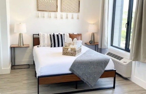 Van Nuys Apartment | Greater Properties Luxe Studios -Mins to Hollywood & LAX Airport