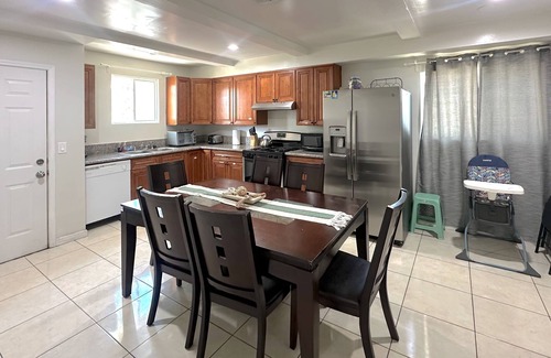 Southwest Anaheim House | Group-Friendly Anaheim Stay – Spacious, Cozy, and Close to Disneyland BOOK NOW!