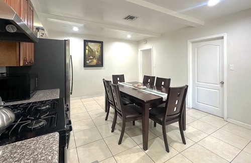 Southwest Anaheim House | Group-Friendly Anaheim Stay – Spacious, Cozy, and Close to Disneyland BOOK NOW!