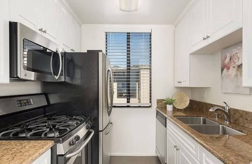 Hollywood Condo | Haven in the Heart of Hollywood - 2 bd/2 ba with pool and fitness room