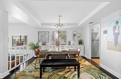 Hollywood House | Heart of Hollywood ★ 2 Car Private Parking ★ Walk To Attractions!