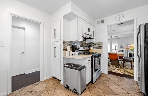 Hollywood House | Heart of Hollywood ★ 2 Car Private Parking ★ Walk To Attractions!