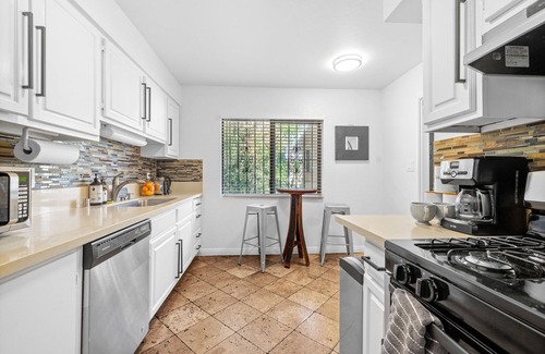 Hollywood House | Heart of Hollywood ★ 2 Car Private Parking ★ Walk To Attractions!