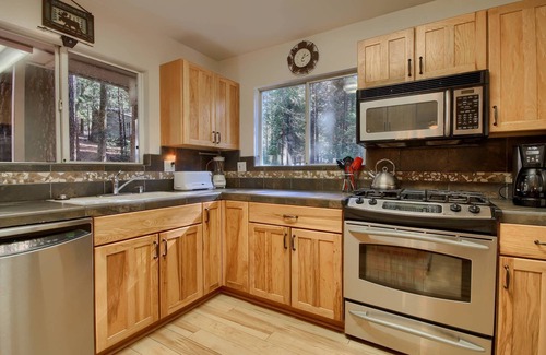 North Wawona House | Hibernation Hideaway- Inside Yosemite- Dog Friendly!