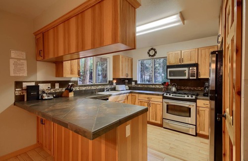 North Wawona House | Hibernation Hideaway- Inside Yosemite- Dog Friendly!