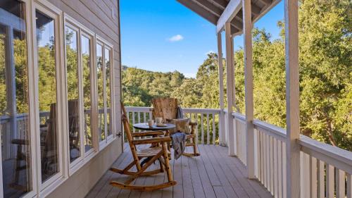 Atascadero House | Hidden Oaks Farmhouse by AvantStay Hot Tub Deck