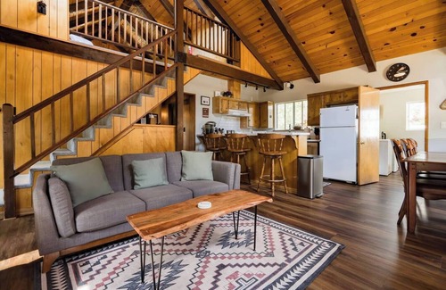 Big Bear Cabin | Hidden Pines Cabin is a 1970's two-story Cabin that features modern upgrades