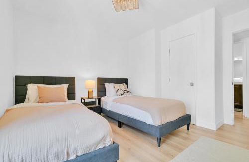 Tarzana Apartment | High Ceilings 3BR with Loft-2 Baths Pool & Jacuzzi