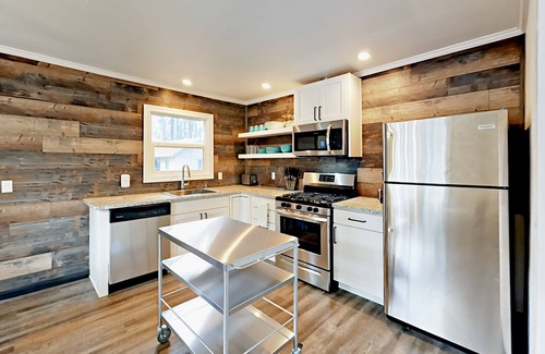 Lakeside Park House | Holiday Home & Hot Tub | Walk 12 Mins to Beach or 6 Mins to Heavenly Gondola