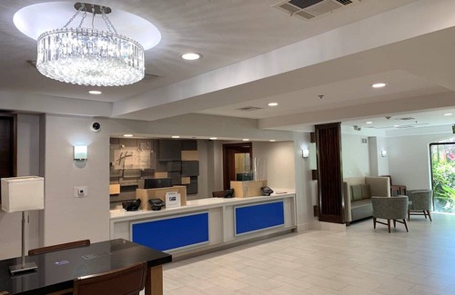 Woodland Hills Hotel | Holiday Inn Express Hotel & Suites Woodland Hills, an IHG Hotel