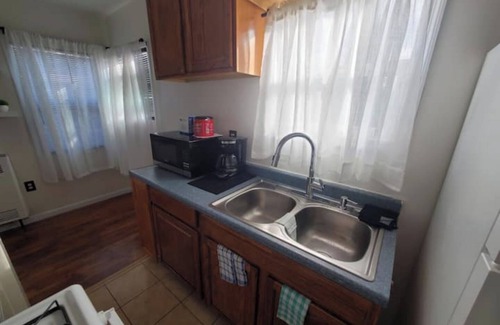 Hollywood Apartment | Hollywood - Budget, Private, Quiet 2nd Flr 1BR/1BA