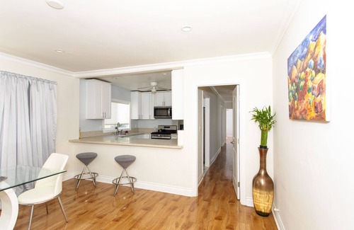 Hollywood Hills Apartment | Hollywood Sunshine